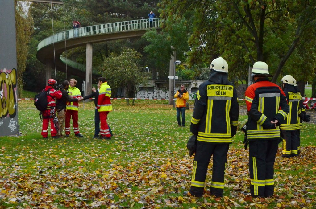 Einsatz BF Hoehenretter Koelner Seilbahn Hoehe Zoobruecke P2211.JPG